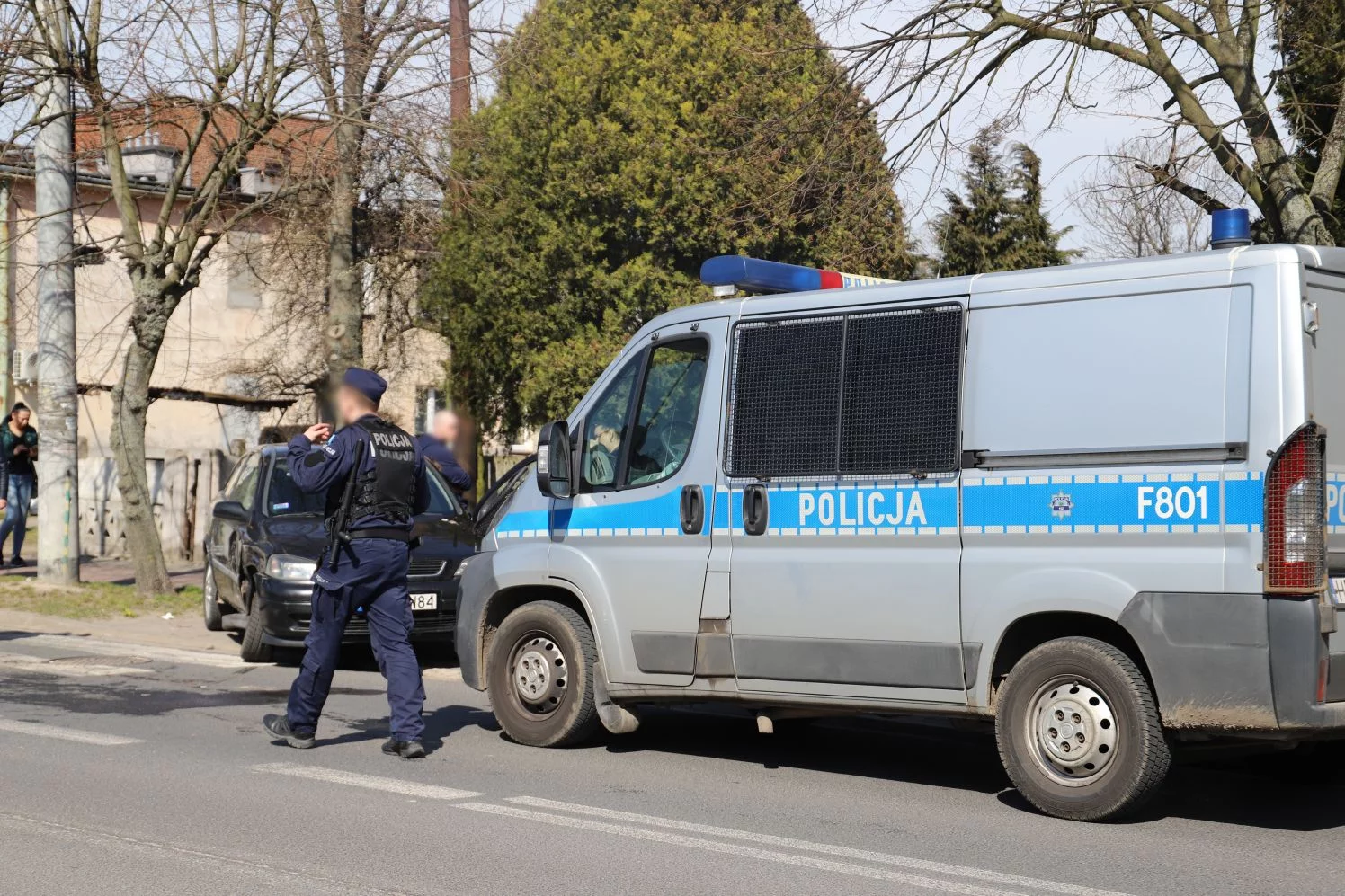 Niósł futrynę, policjanci podejrzewali kradzież. Okazało się, iż niesłusznie, ale...