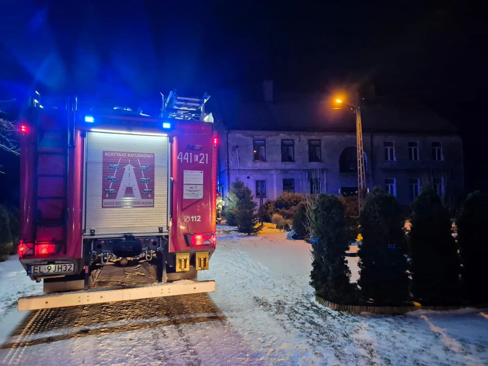 Pożar w budynku wielorodzinnym. Ewakuowano mieszkańców, jedna osoba poszkodowana
