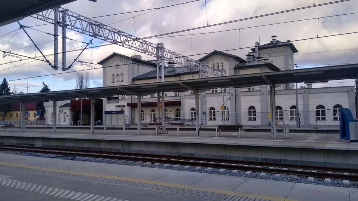PKP udaje, iż nie widzi problemu? Zaapelowano o interesujące rozwiązanie obok dworca
