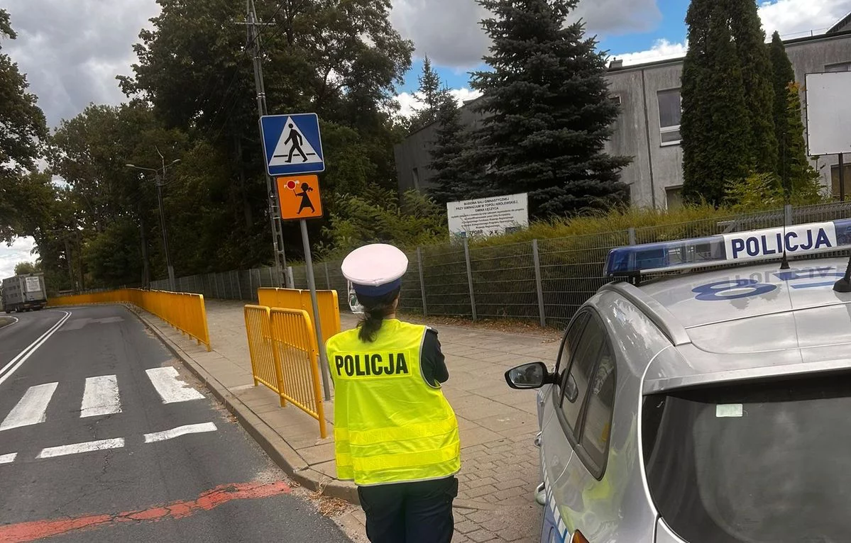 Policjanci sprawdzają drogi przy szkołach. realizowane są kontrole przed nowym rokiem szkolnym