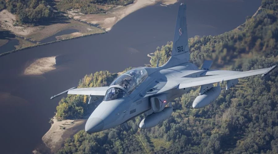 Wojskowe samoloty na niebie. Komunikat dla całej Polski i woj. łódzkiego