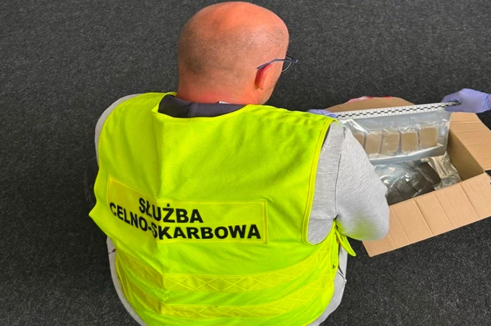 Ponad 1,5 kilograma narkotyków w paczkach. KAS ujawnia szczegóły akcji w woj. łódzkim