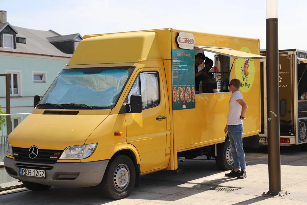 Kuchnie świata na Placu Wolności. Foodtrucki wrócą na Święto Róży
