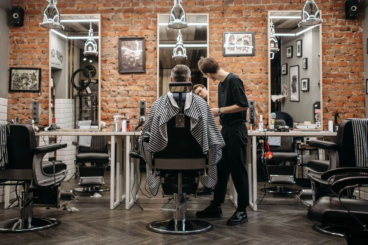 Czy warto inwestować w lepszy fotel barberski przy otwieraniu salonu?