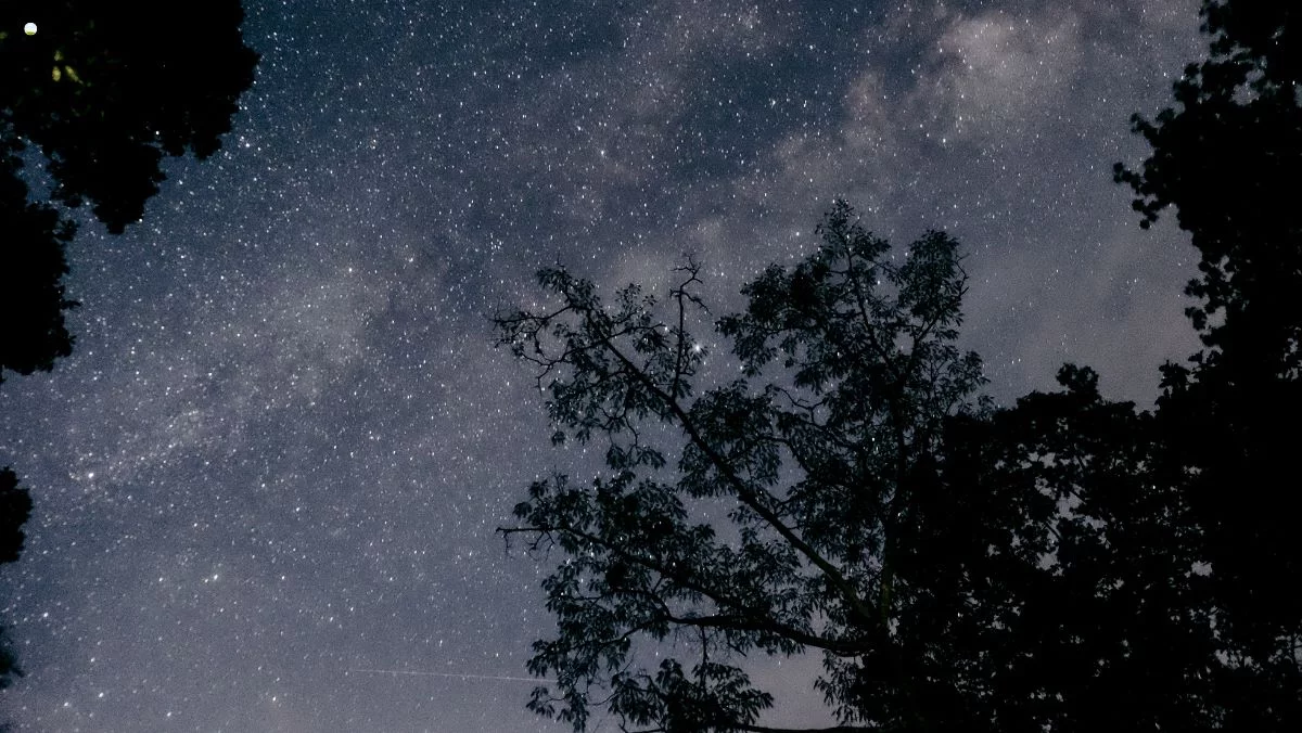 Rozbłysk na niebie w woj. łódzkim. Wyjątkowe zjawisko przyciągnęło wzrok mieszkańców