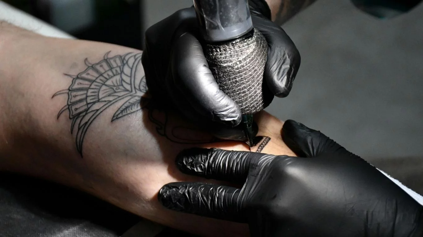 "Zamiast blizny wystawał kwiatek". Tatuatorka z Kutna robi coś wyjątkowego