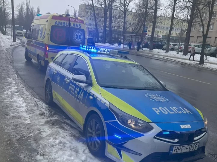 Niebezpieczna sytuacja na torach kolejowych. Policjanci zapobiegli tragedii