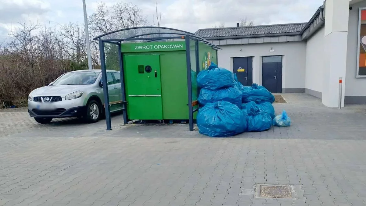 Koniec z noszeniem butelek do sklepu? Nowe kaucjomaty stanęły tuż przy blokach