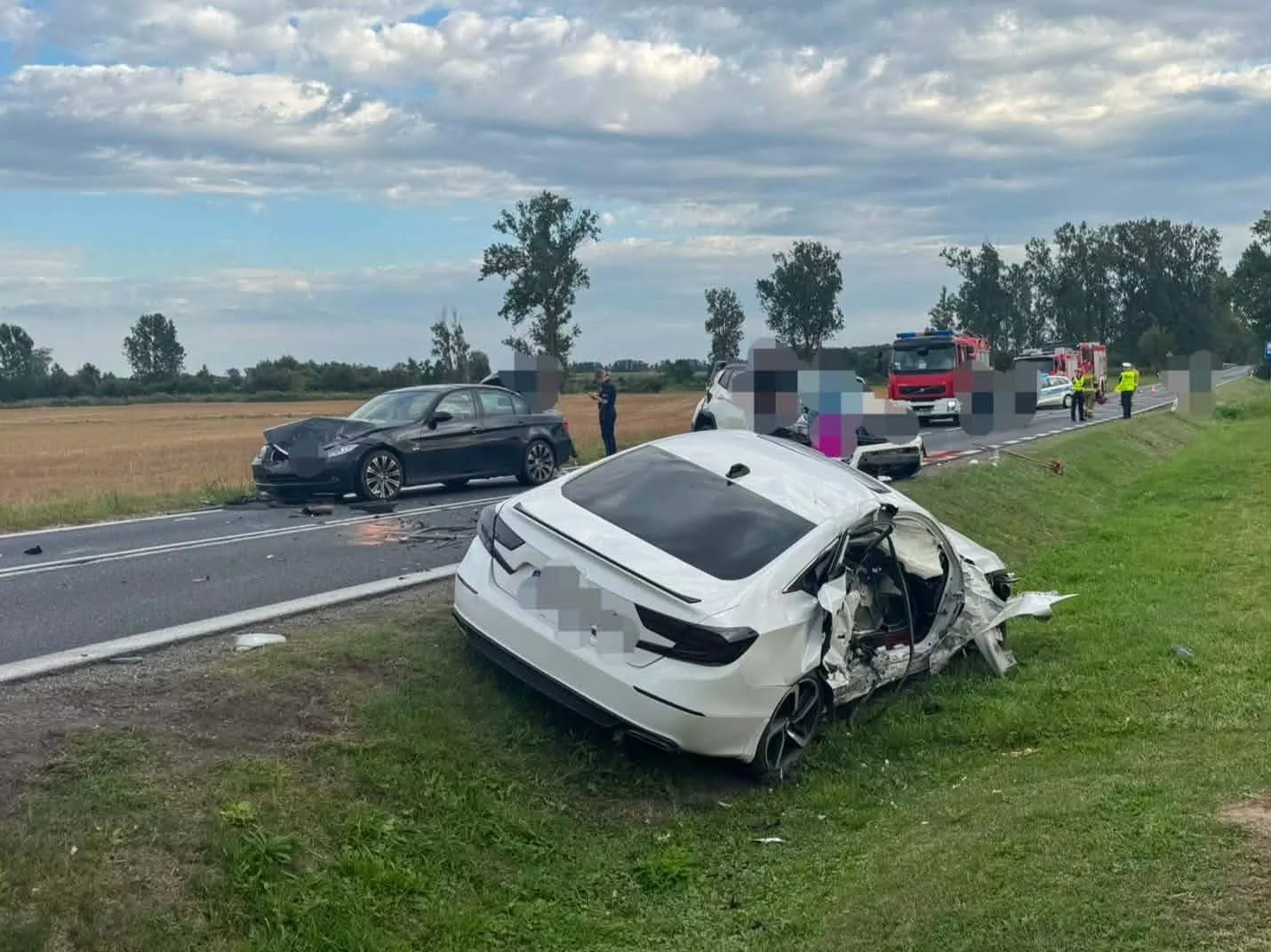 Zderzyły się trzy auta osobowe. Na miejscu pracowały służby, jedna osoba trafiła do szpitala
