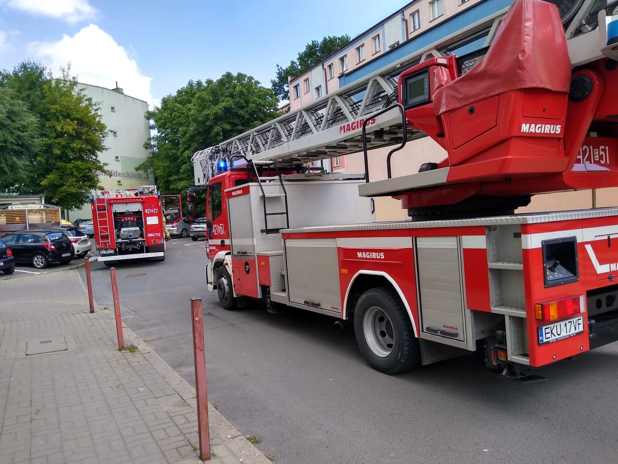 Dziecko siedziało na parapecie przy otwartym oknie, a opiekunowi byli pijani. Na miejsce ruszyły wszystkie służby