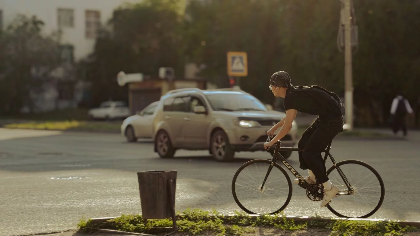 Kierowcy tego nie znoszą, a rowerzyści często to robią. Za ten manewr grozi mandat