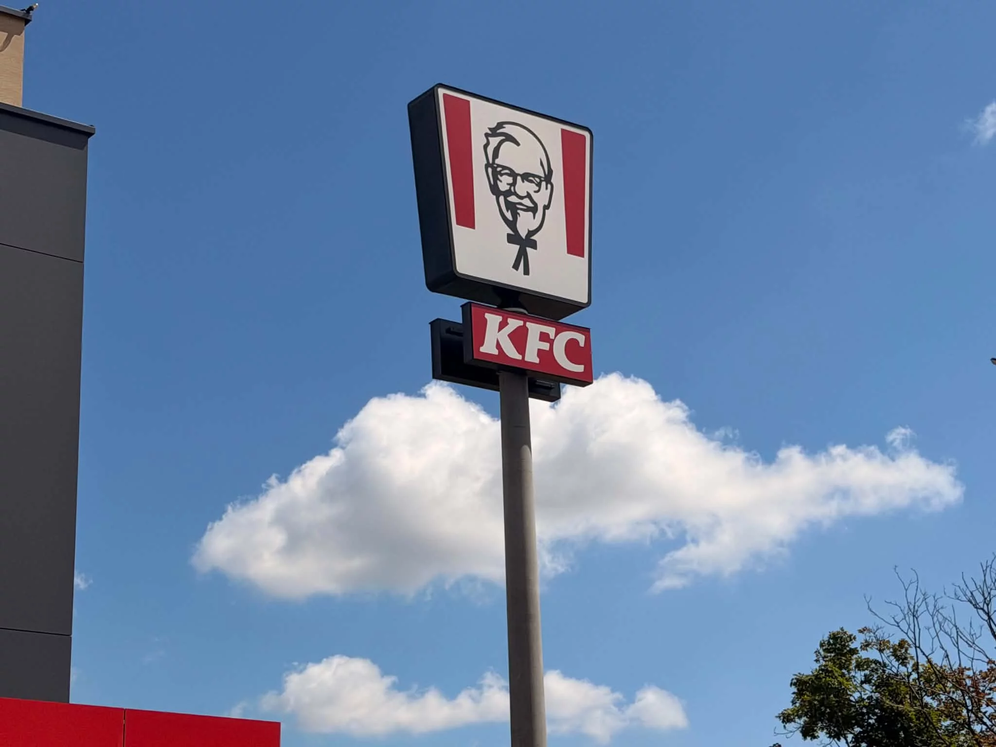 Kontrowersje wokół KFC. Kartka o zamknięciu zaniepokoiła mieszkańców