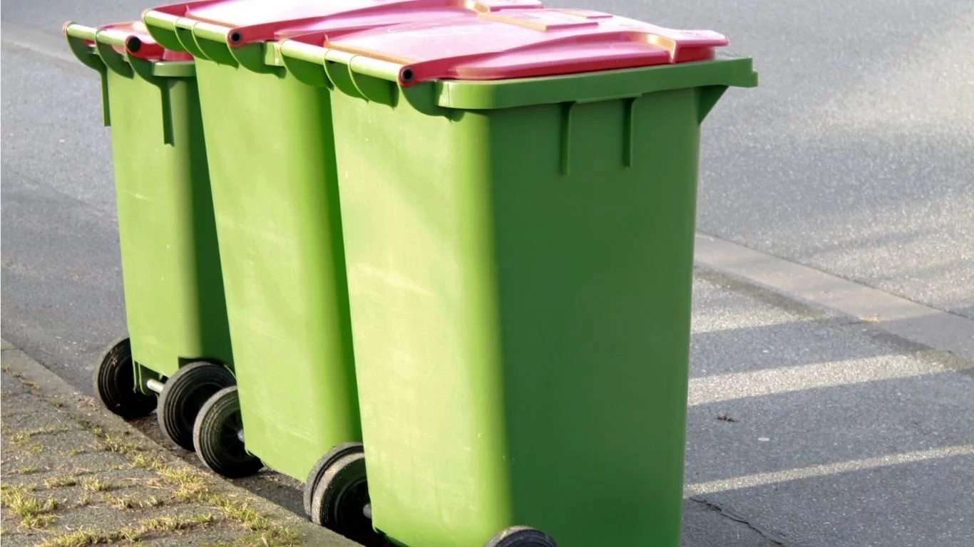 Koniec z brudnymi pojemnikami? W Krośniewicach pojawił się nowy sprzęt