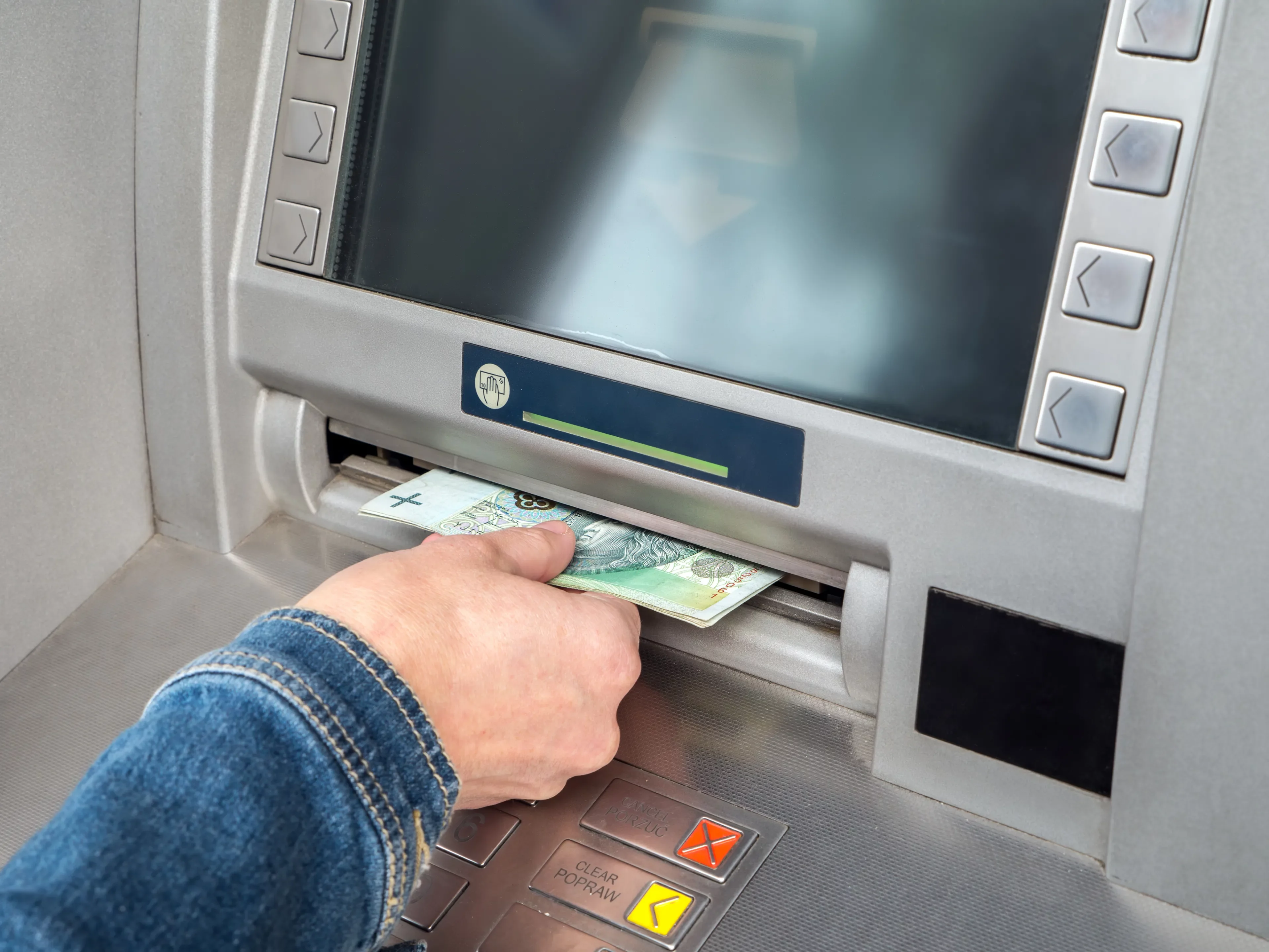 Kamery przy każdym bankomacie i wpłatomacie. Za zasłanianie twarzy dostaniesz karę