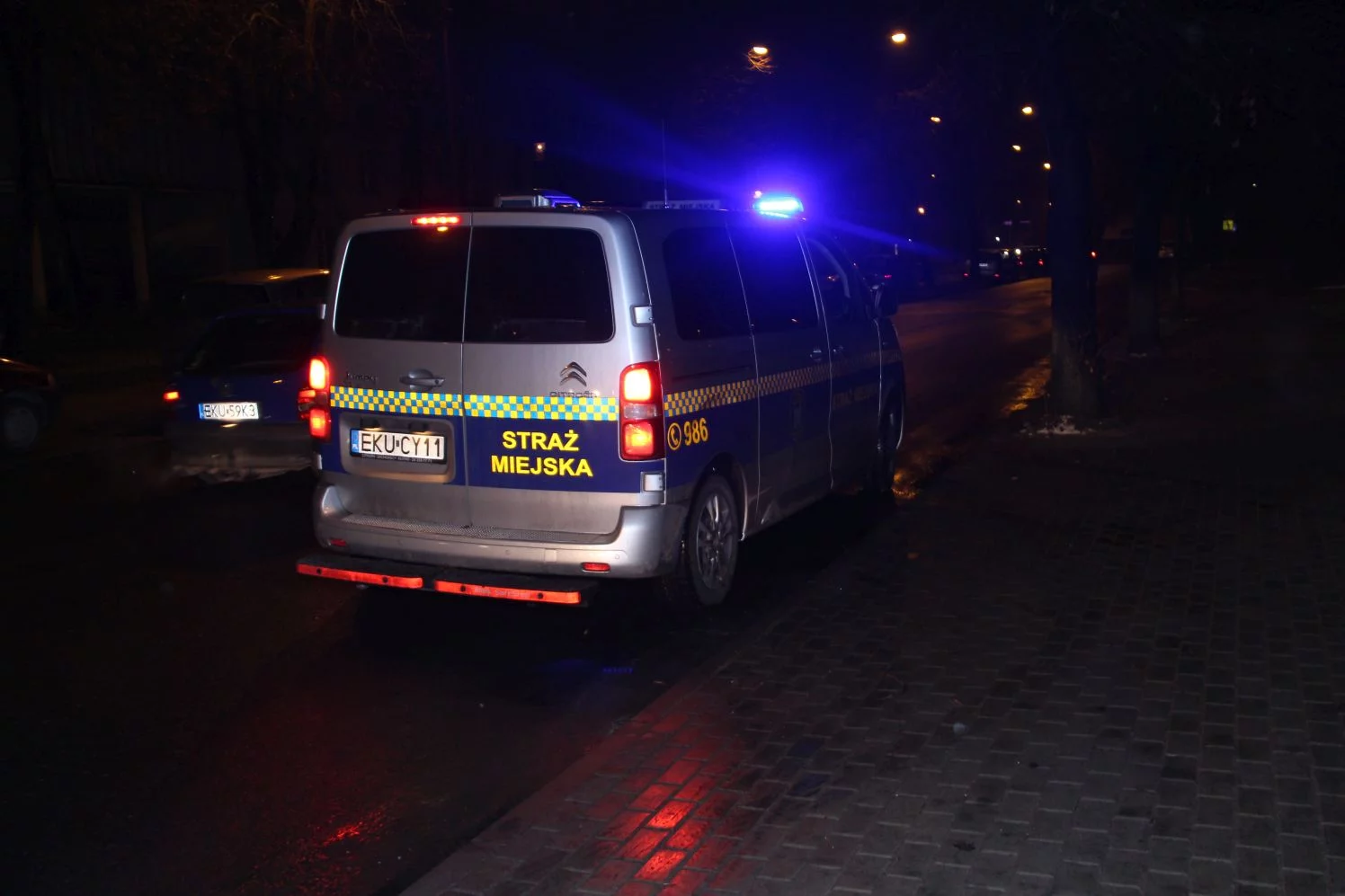 Niepokojące zachowanie mężczyzny przy placu zabaw. Konieczna była interwencja