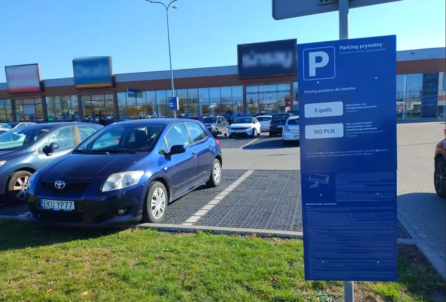 Mandat za parkowanie pod marketem: czy trzeba płacić? Kierowcy wciąż wierzą w mity