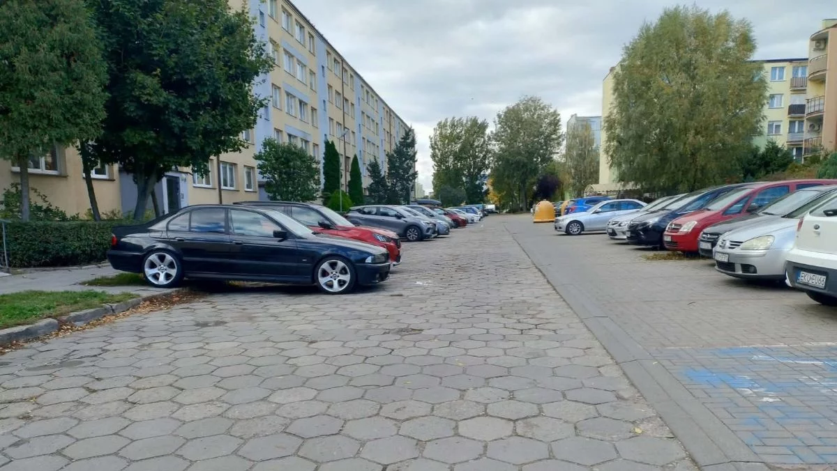 Parking jest za ciasny, kierowcy muszą kombinować. Jak odpowiada ratusz?