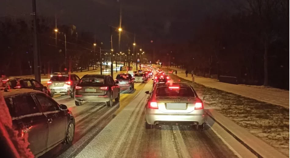 Mrozy odpuściły, ale pogoda wciąż groźna. IMGW ostrzega