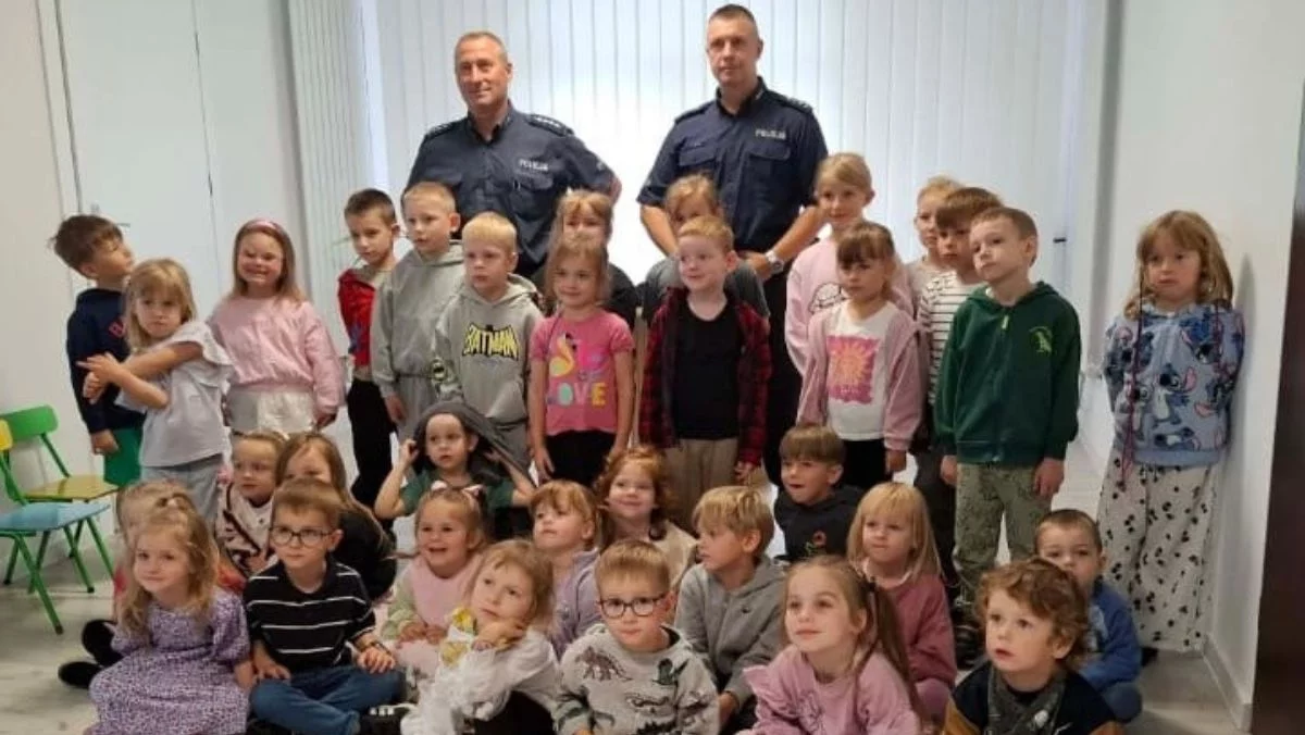 Policjanci ruszyli do dzieci. Przekazali ważne wskazówki na wakacje, które mogą uratować zdrowie i życie