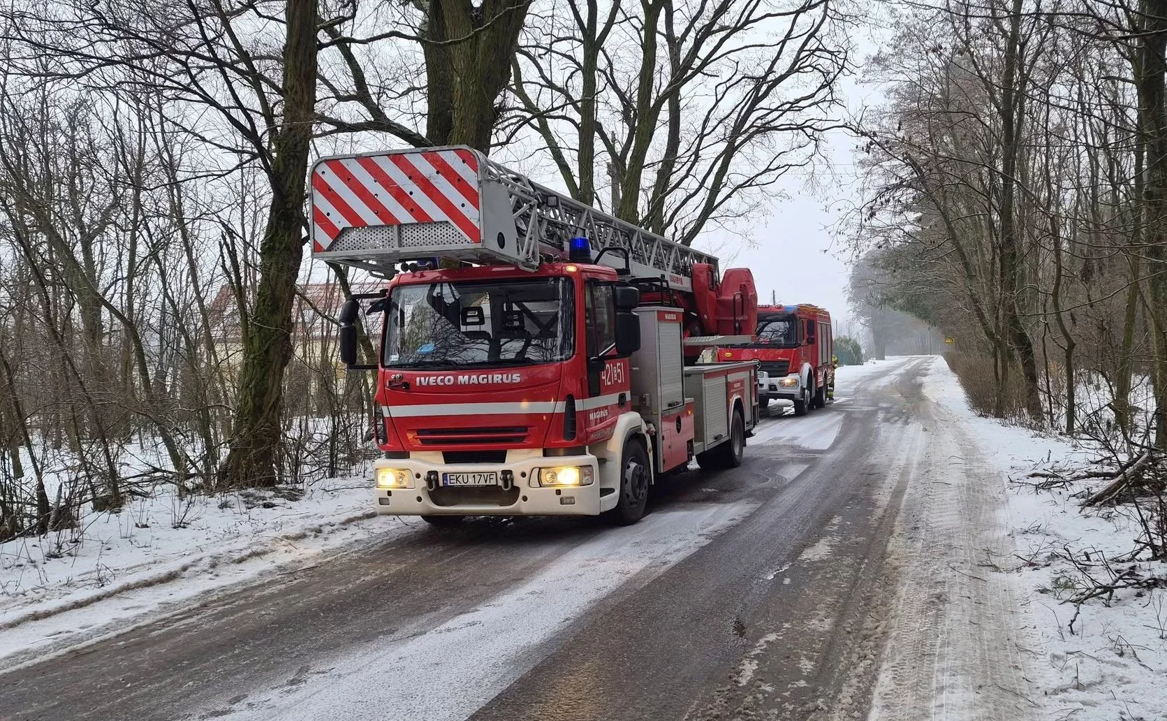 Pożar domu pod Kutnem. Strażacy przez kilka godzin walczyli z żywiołem