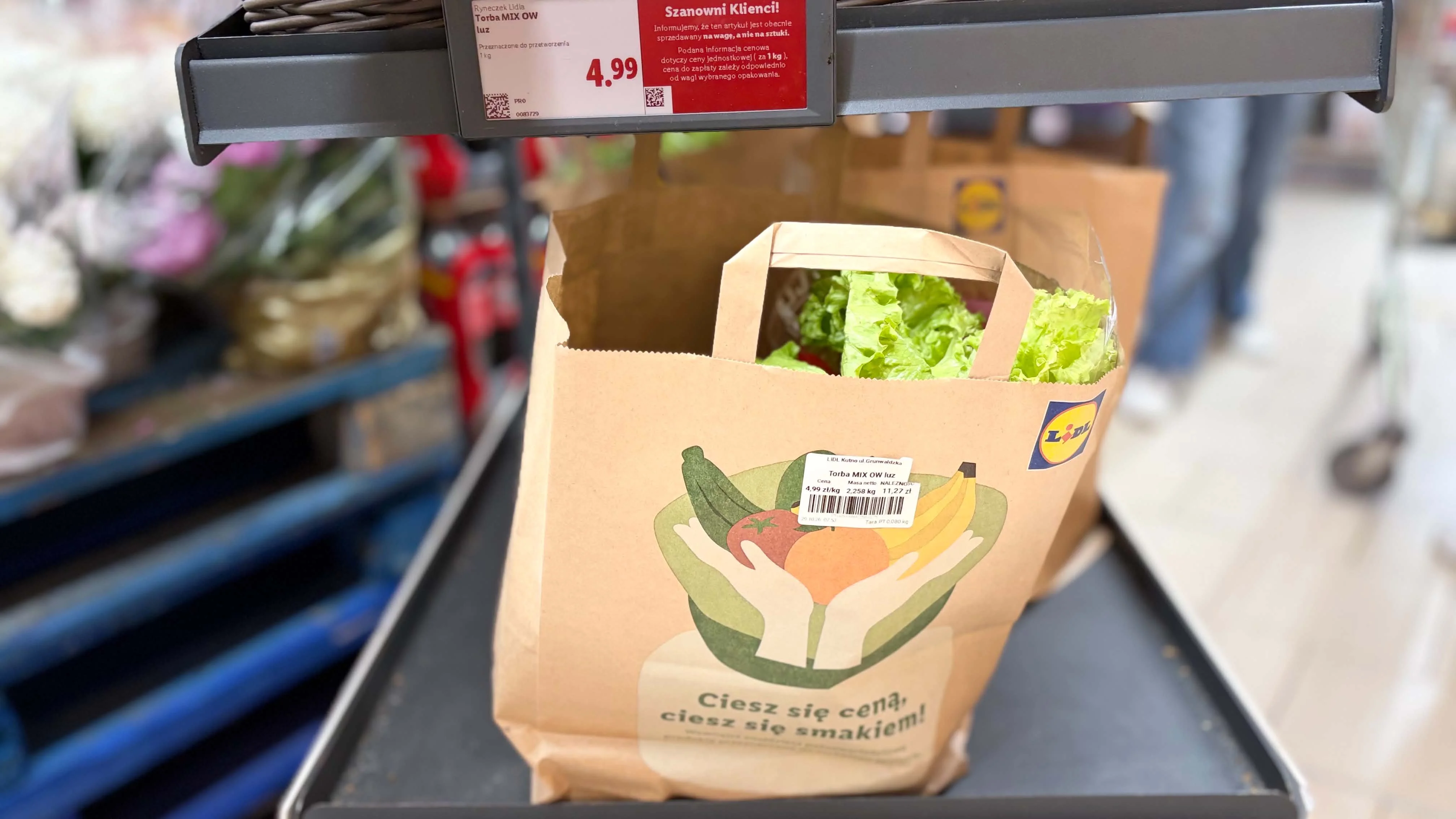 Owoce za 4,99 zł za kilogram. Klienci nie wiedzą, co znajdą w torbie