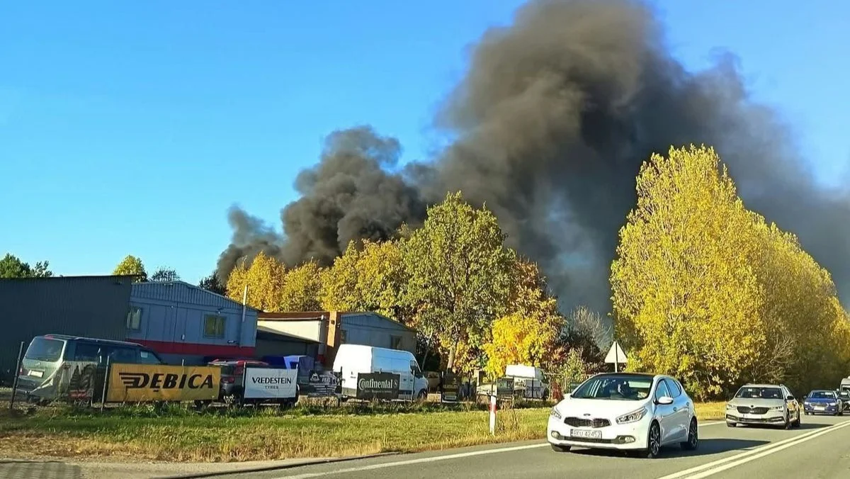 Pożar na składowisku opon. Słup czarnego dymu widoczny z wielu kilometrów