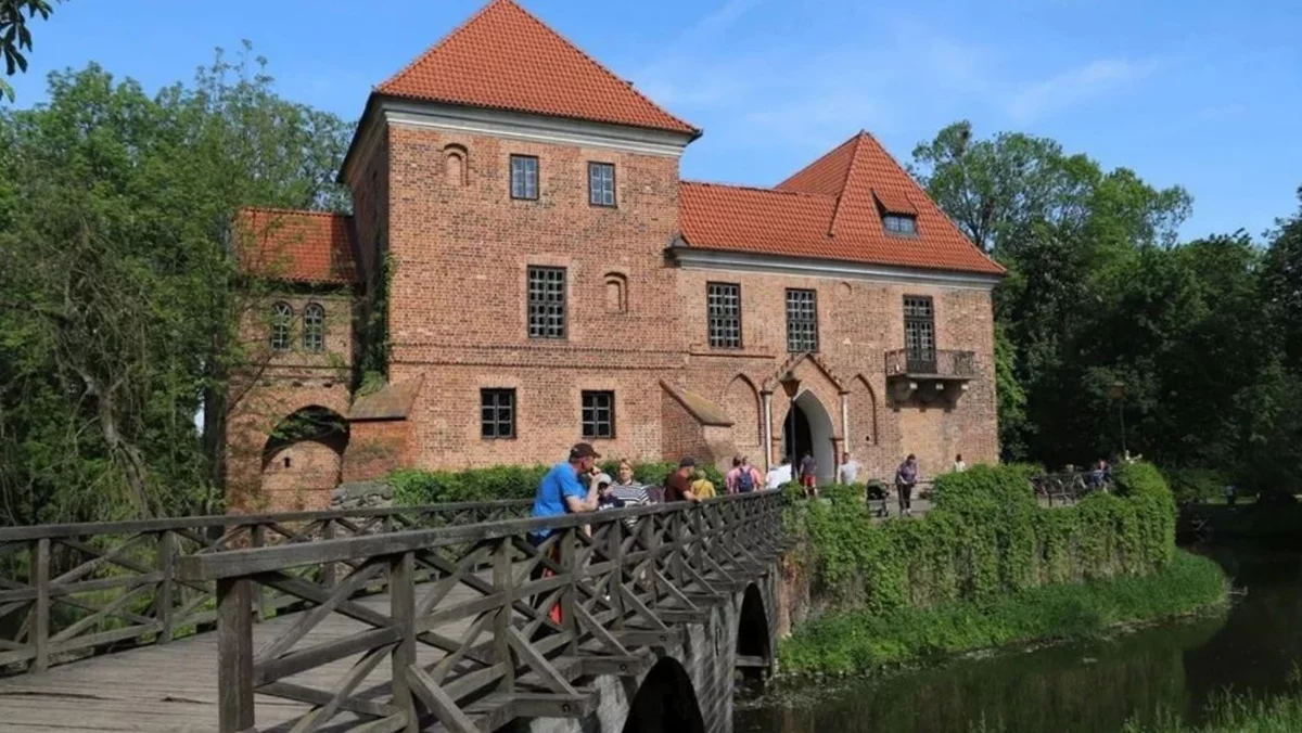 Remontowali zabytkowy zamek pod Kutnem. Pod podłogą znaleźli tajemniczą skrytkę