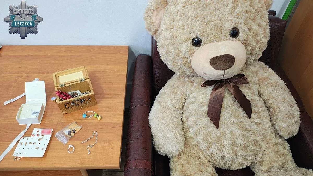 Włamali się do domu. Ukradli biżuterię, kosmetyki i... pluszowego misia