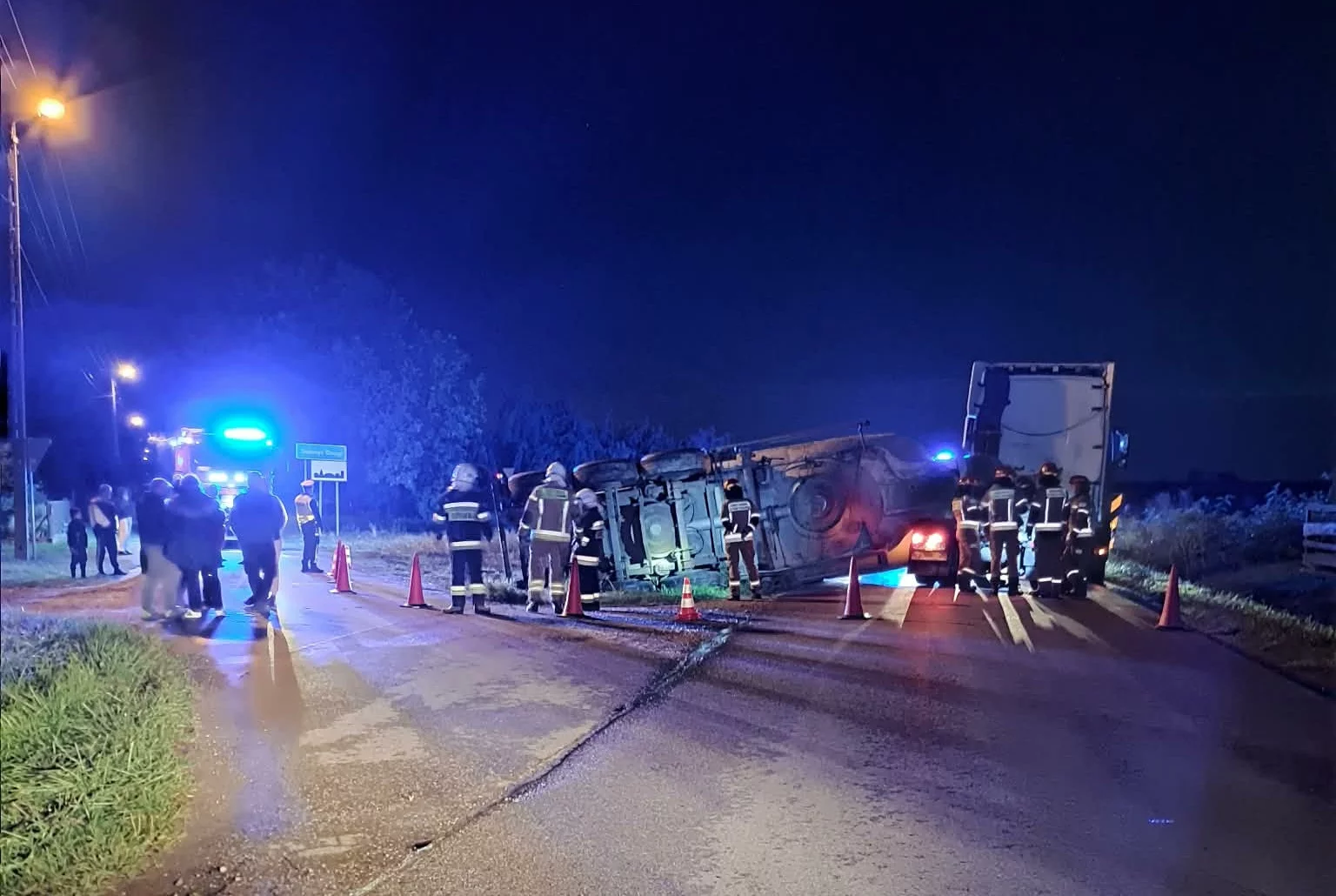 Cysterna przewróciła się pod Łowiczem. Droga była całkowicie zablokowana