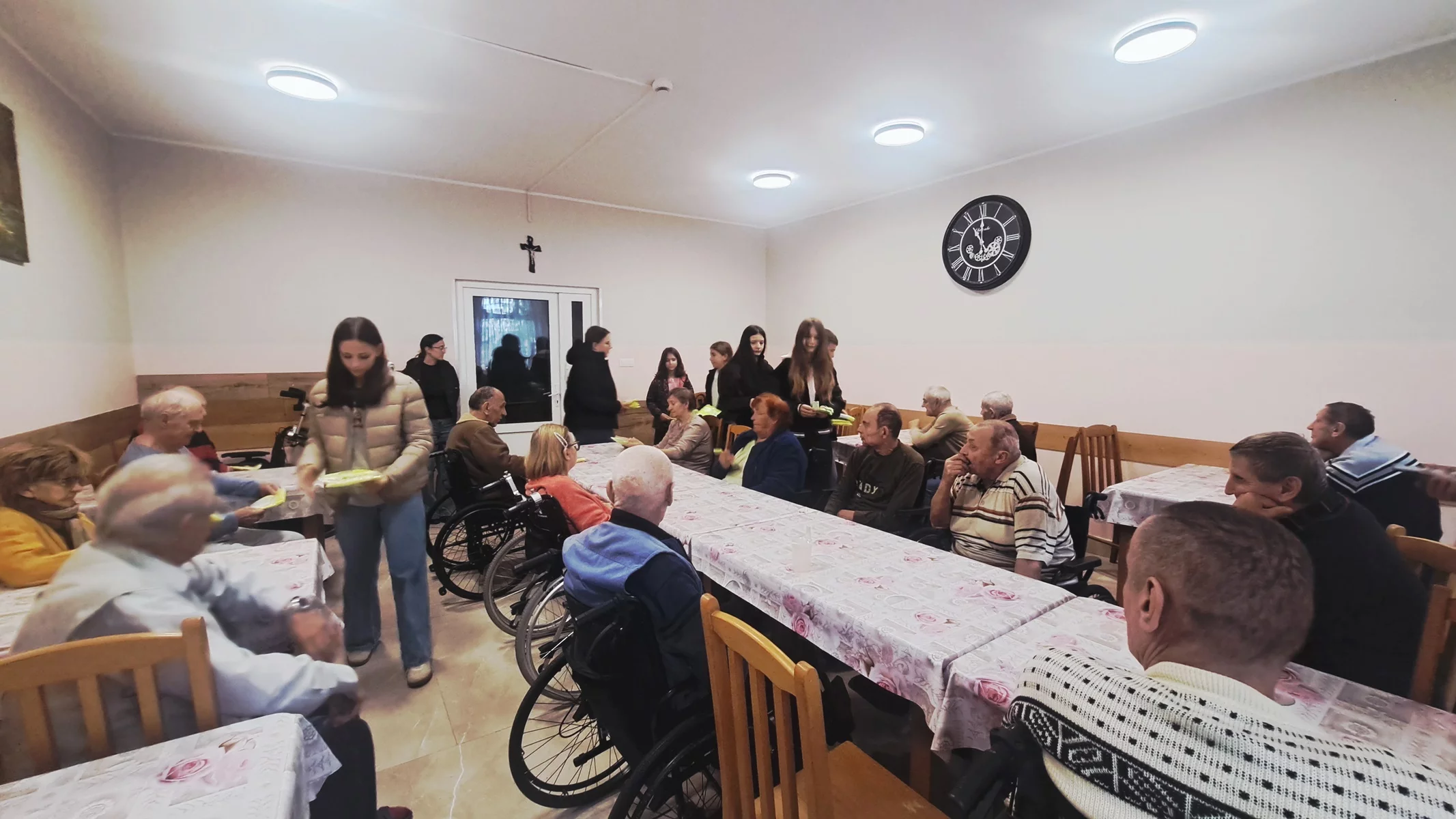 Gmina Żychlin. Uczniowie z Grabowa kolejny raz promują bezpieczeństwo. Tym razem odwiedzili DPS w Pniewie