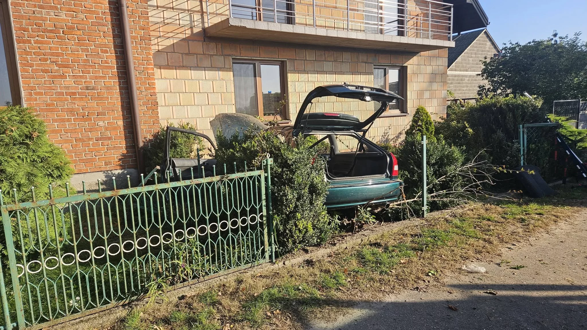Groźny wypadek w pow. łowickim. 19-latek wjechał Hondą w ogrodzenie i budynek