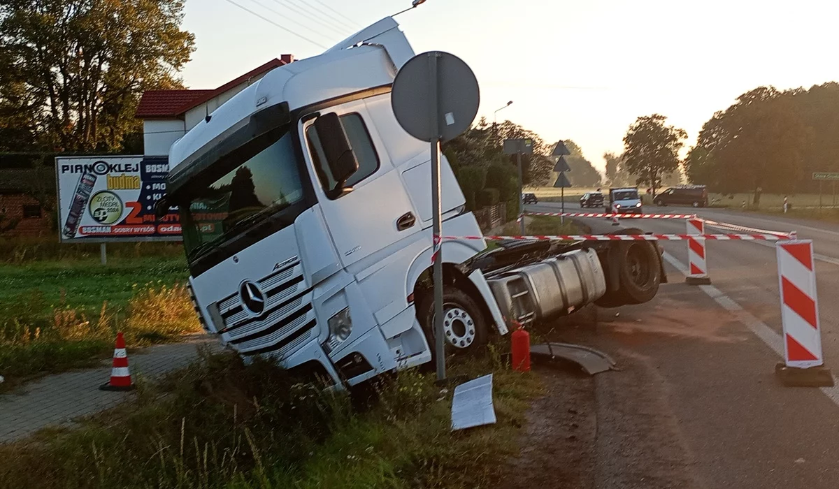 Chwile grozy na drodze krajowej w woj. łódzkim. Naczepa odpięła się od ciężarówki