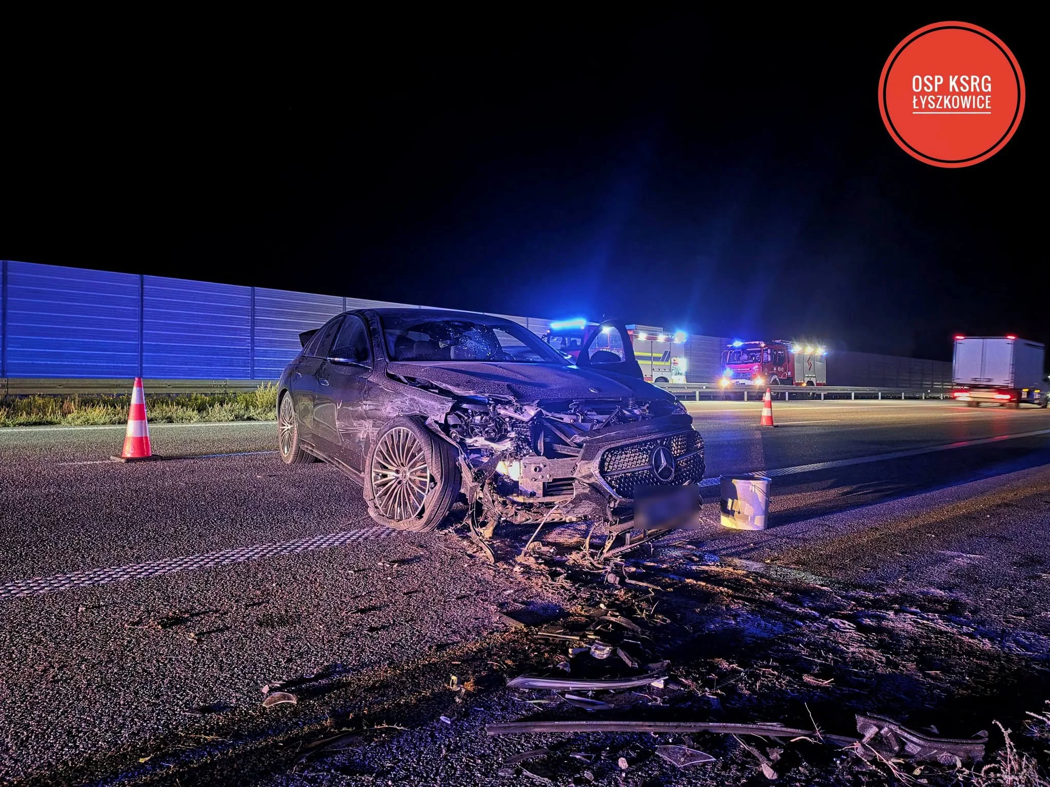 Gmina Łyszkowice. Nocna kolizja na A2. Mercedes uderzył w bariery