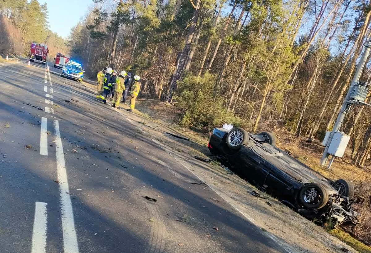 Kompletnie pijany dachował BMW pod Płockiem! Uwaga: są utrudnienia na drodze