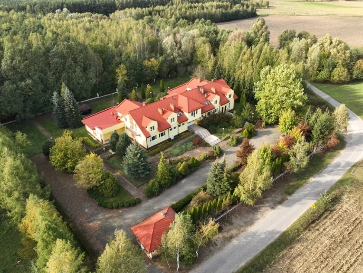 Willa ma ponad 1000 metrów kwadratowych, ogród i krystalicznie czyste jezioro w pobliżu. Gmina ogłasza przetarg