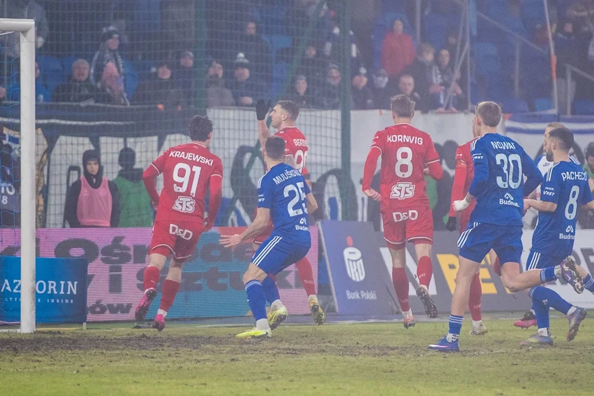 Kolejna mocna opinia. W meczu Wisły w Widzewem VAR nie powinien w ogóle interweniować