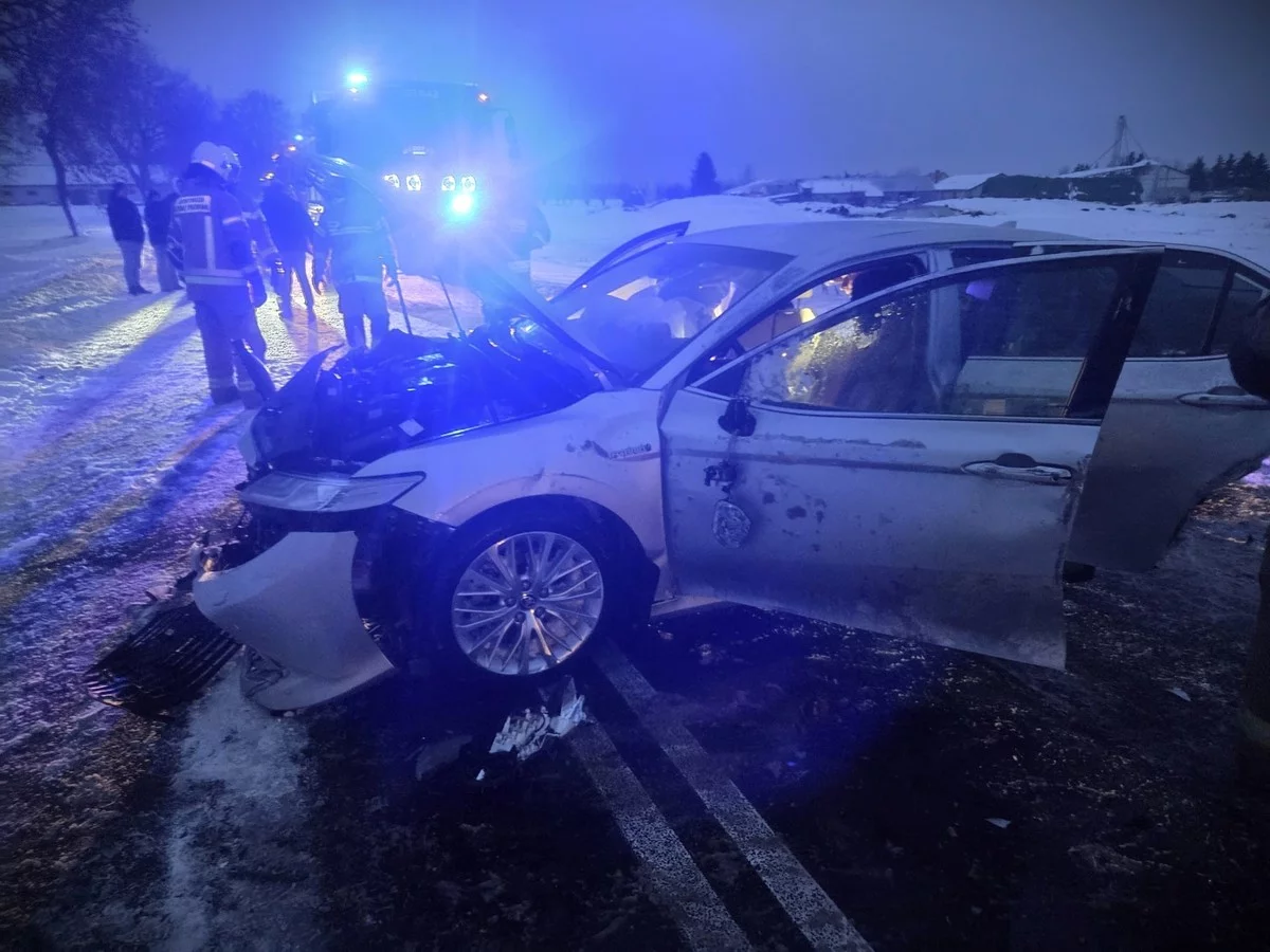 Koszmarny finał jazdy. Samochód rozbił się o drzewo, kierowca pijany!