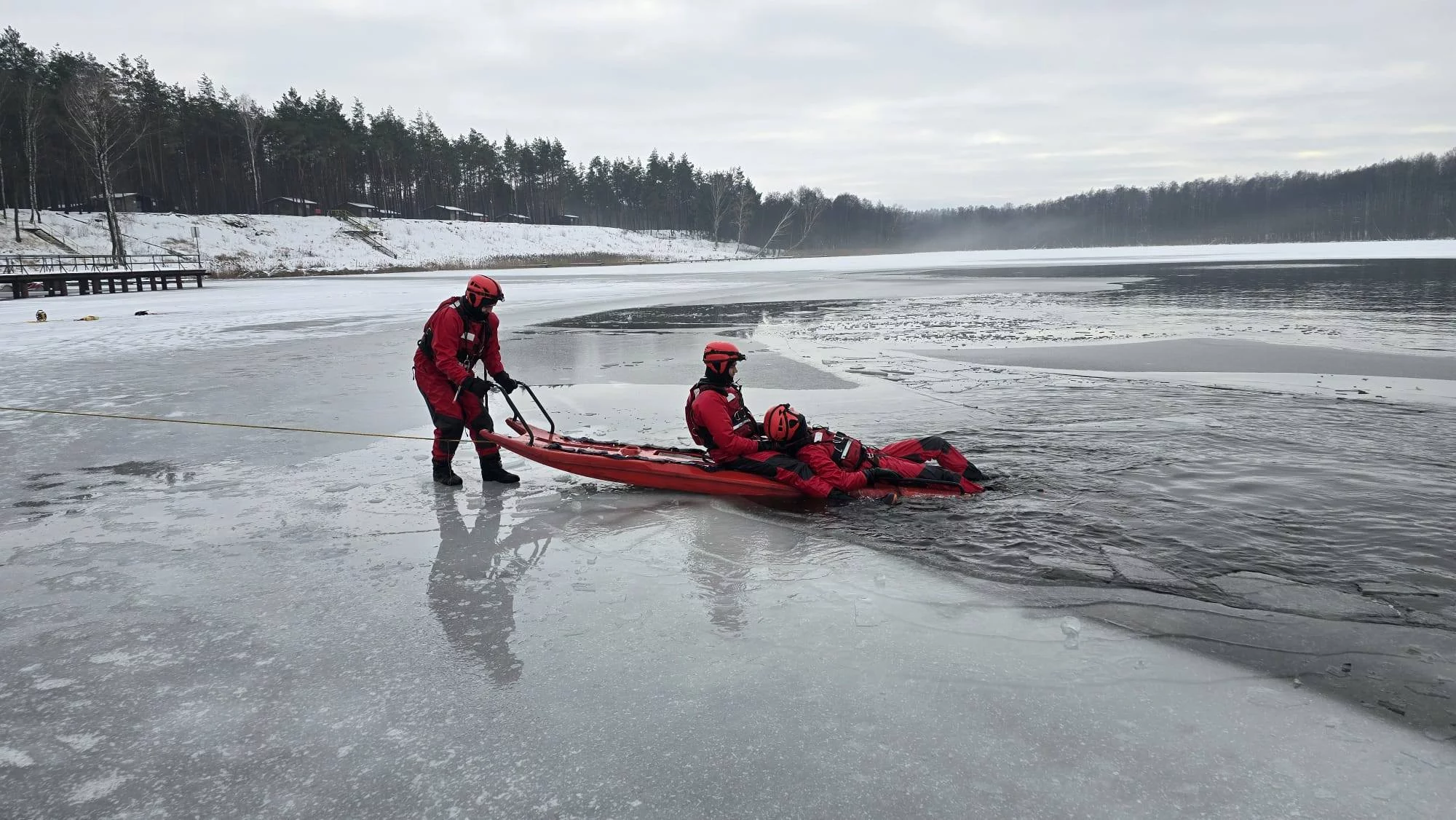 Coraz więcej wypadków na zdradliwym lodzie! Nie wchodźcie na zamarznięte akweny