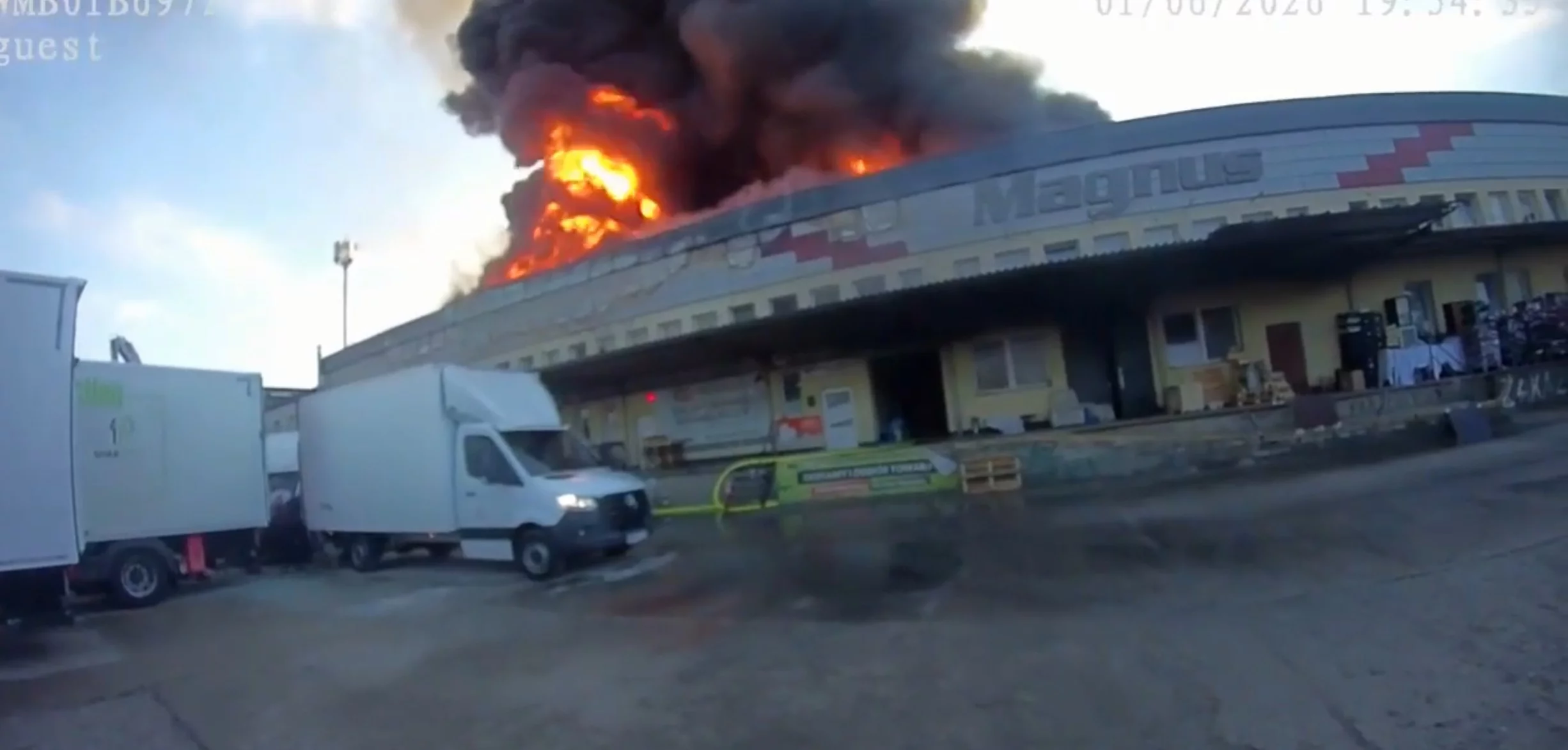 Pożar hali przy Rembielińskiego z perspektywy policjantów biorących udział w akcji [WIDEO]
