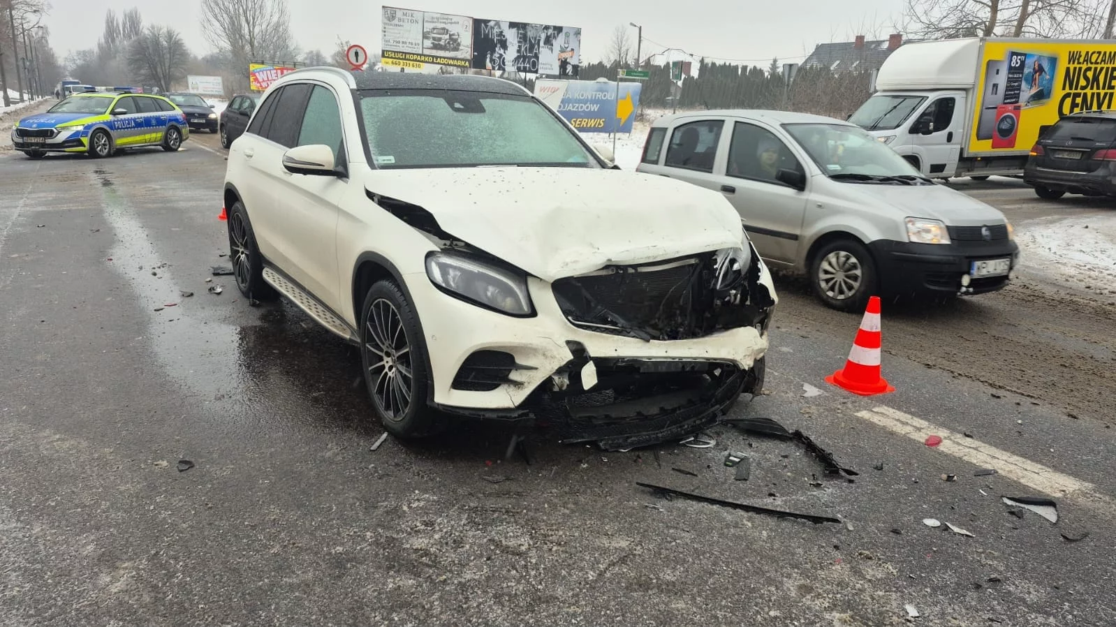 Ogromna ślizgawica na płockich drogach. Doszło do wypadku, są utrudnienia