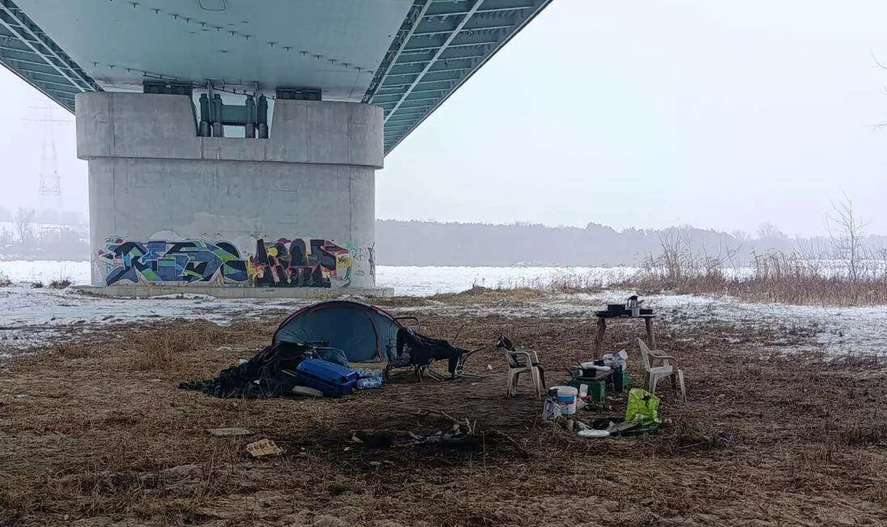 Śpią choćby pod mostem. Straż Miejska w Płocku apeluje