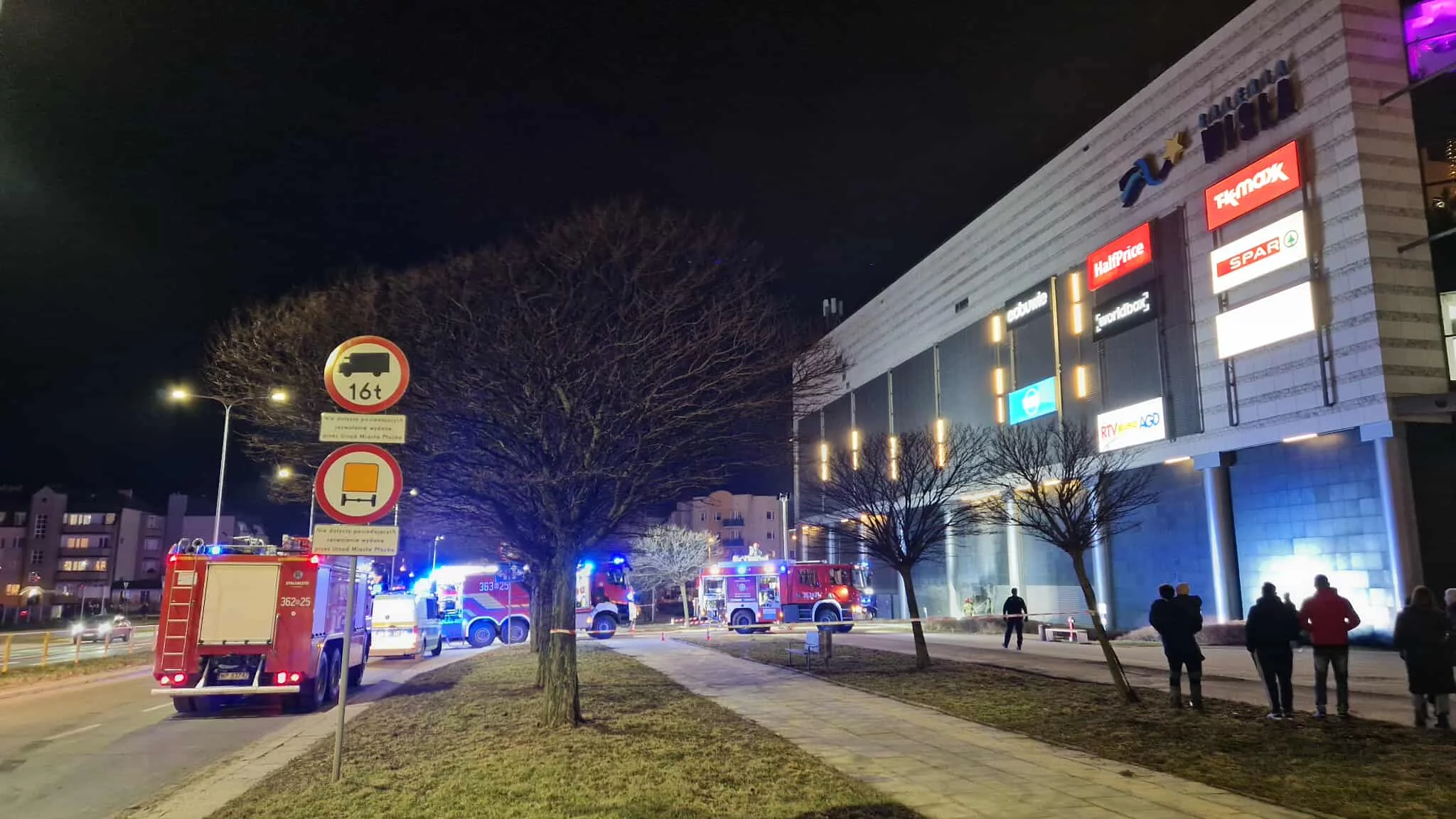 Wieczorny pożar w galerii, ewakuowano ok. 400 osób. Policja bada sprawę