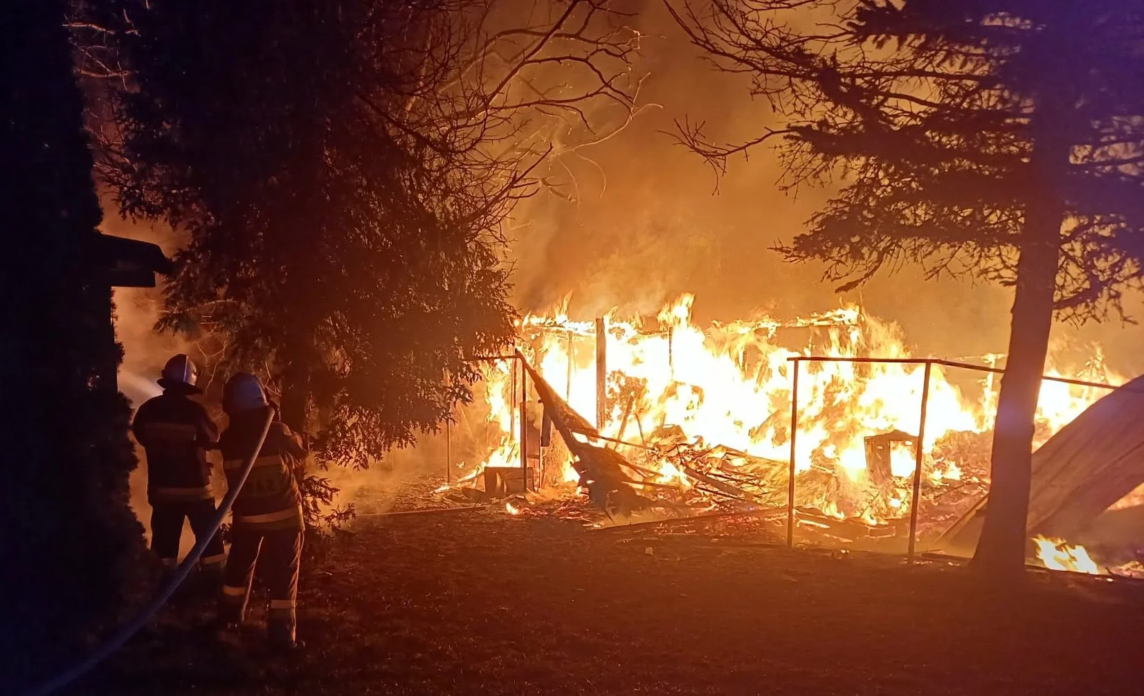 Nocny pożar niedaleko Płocka. Kilka zastępów straży w akcji