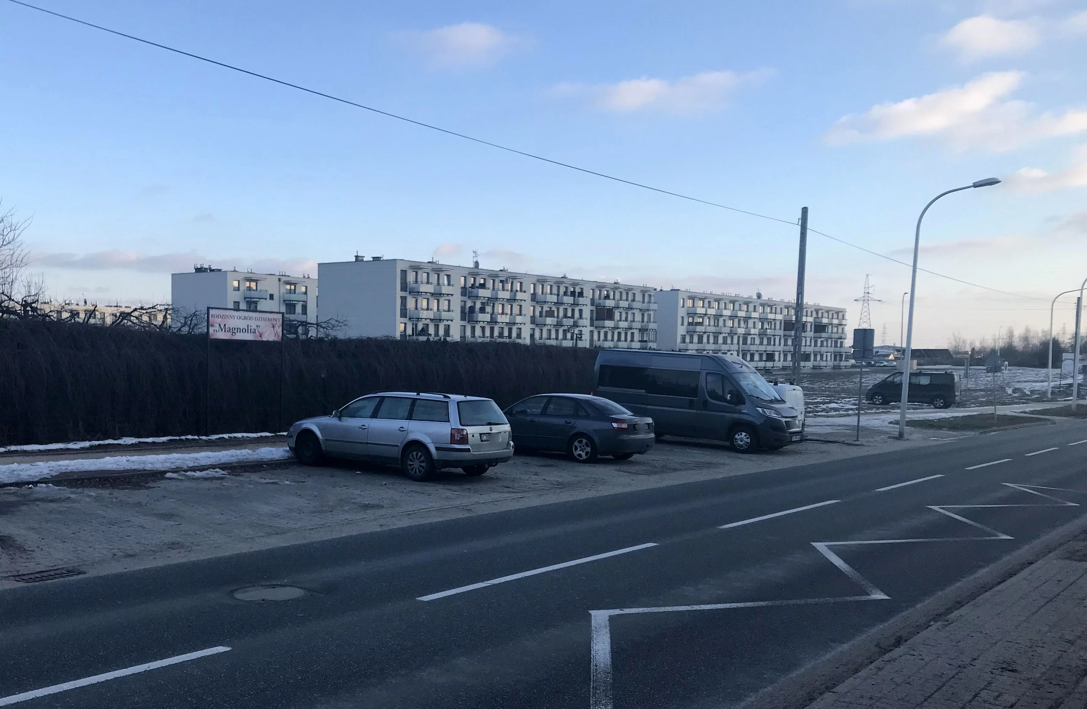 Chodzą z nożami po Płocku. Przebijają opony i niszczą wycieraczki w autach