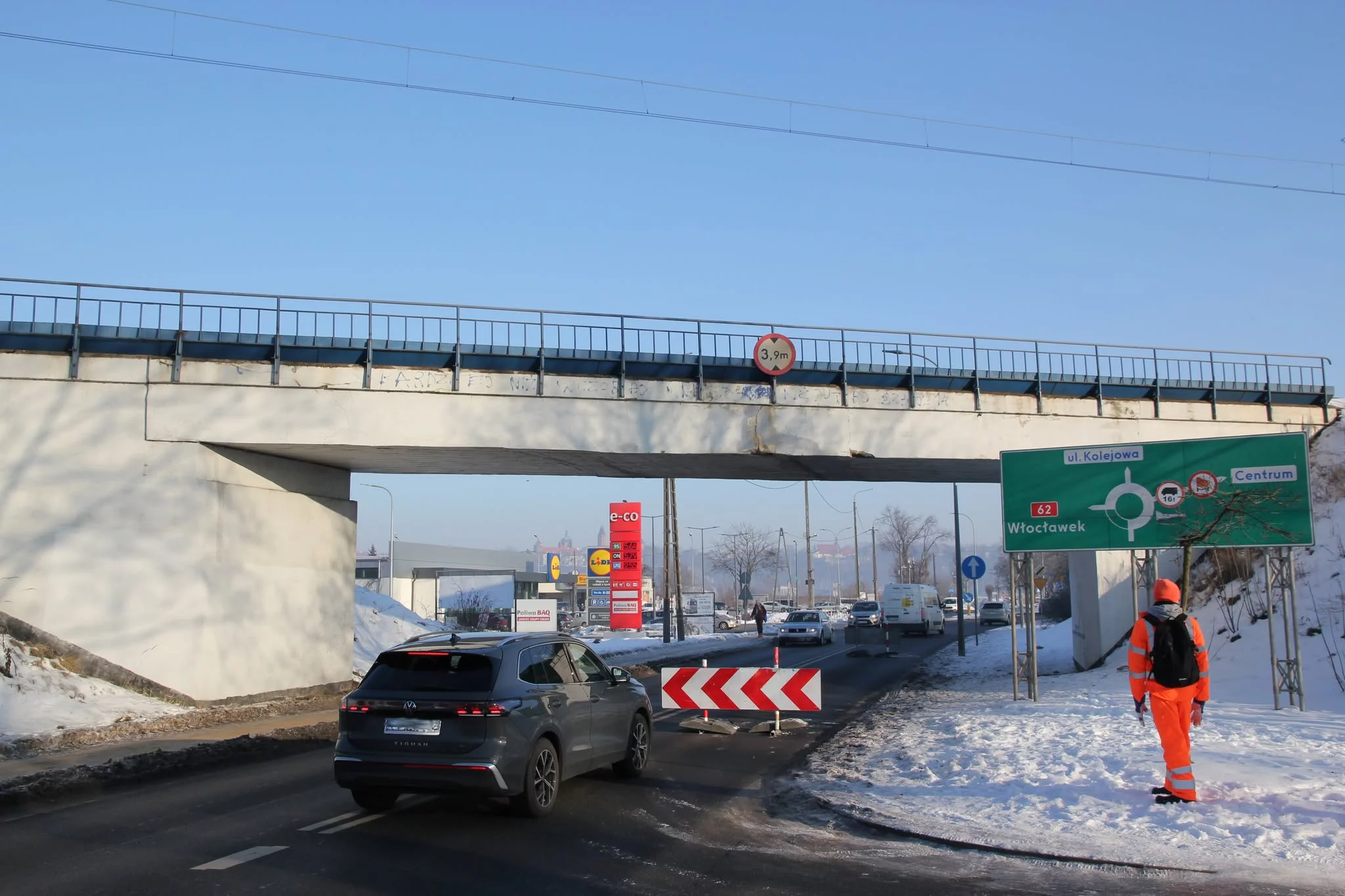 Utrudnienia na krajowej 62. Z wiaduktu kolejowego odpadł fragment tynku