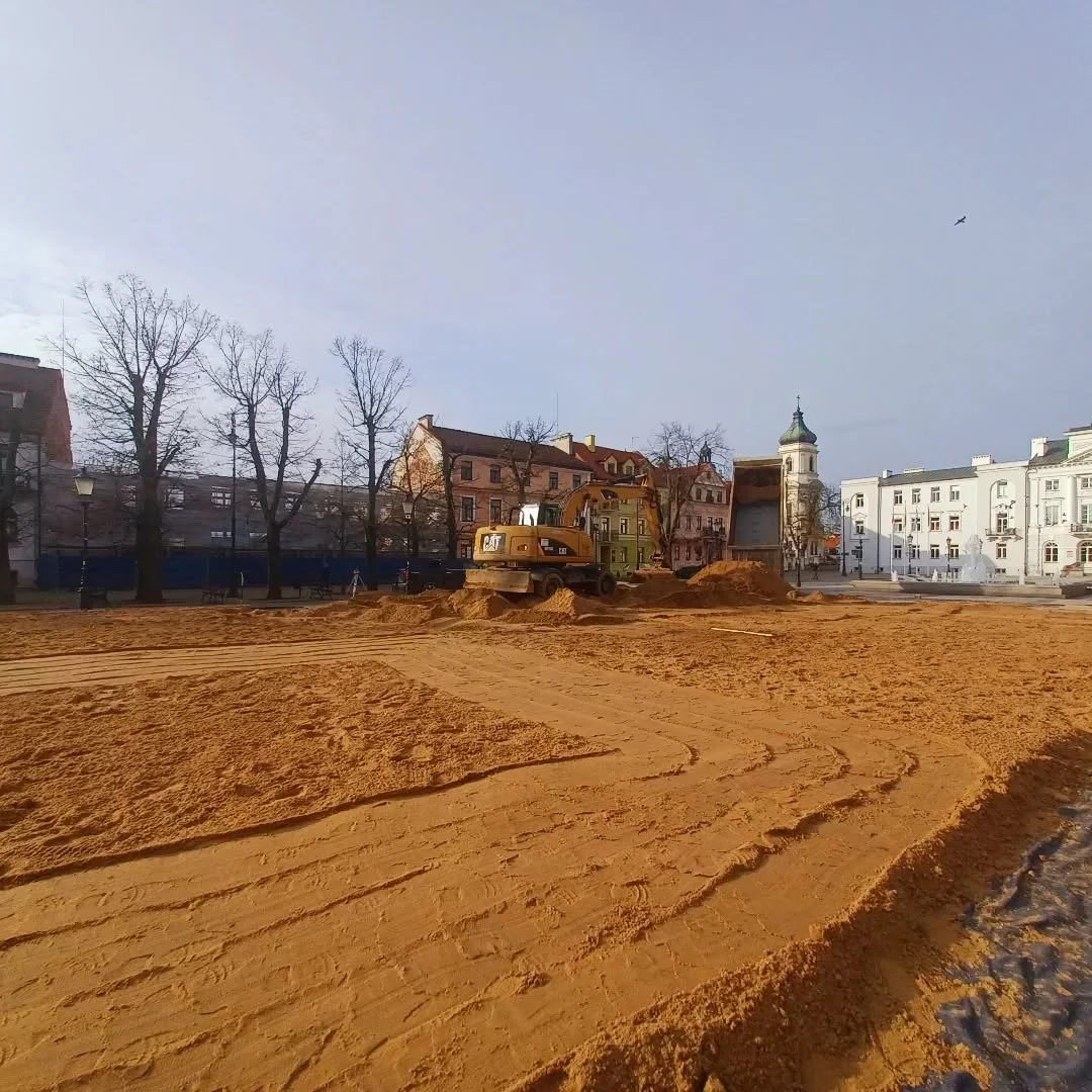 Wysypali ponad 300 ton piasku! Co się dzieje na płockiej starówce?