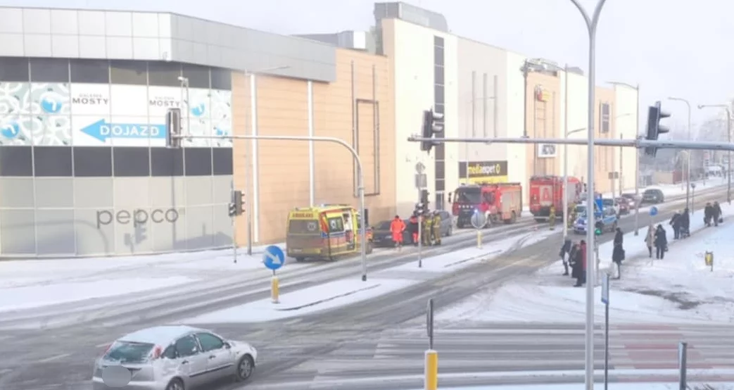Karetka, policja i straż pożarna przy płockiej galerii. Jedna osoba ranna