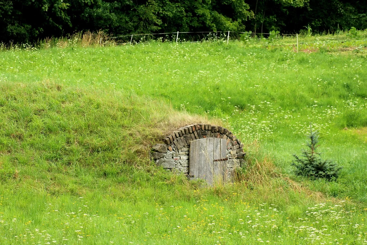 Chcesz zbudować schron lub ziemiankę w ogródku? Nowe przepisy mogą cię zaskoczyć