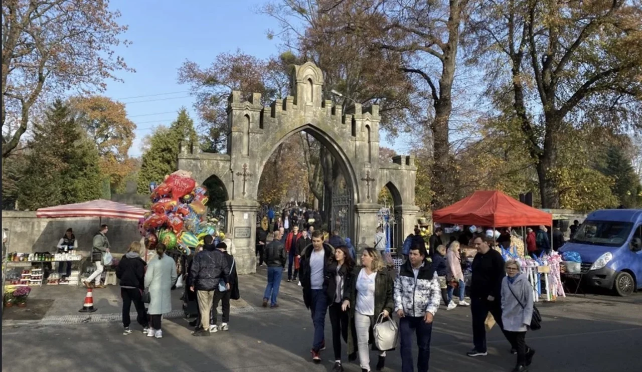 Profesjonalne sprzątanie grobów coraz popularniejsze. Sprawdziliśmy aktualne ceny