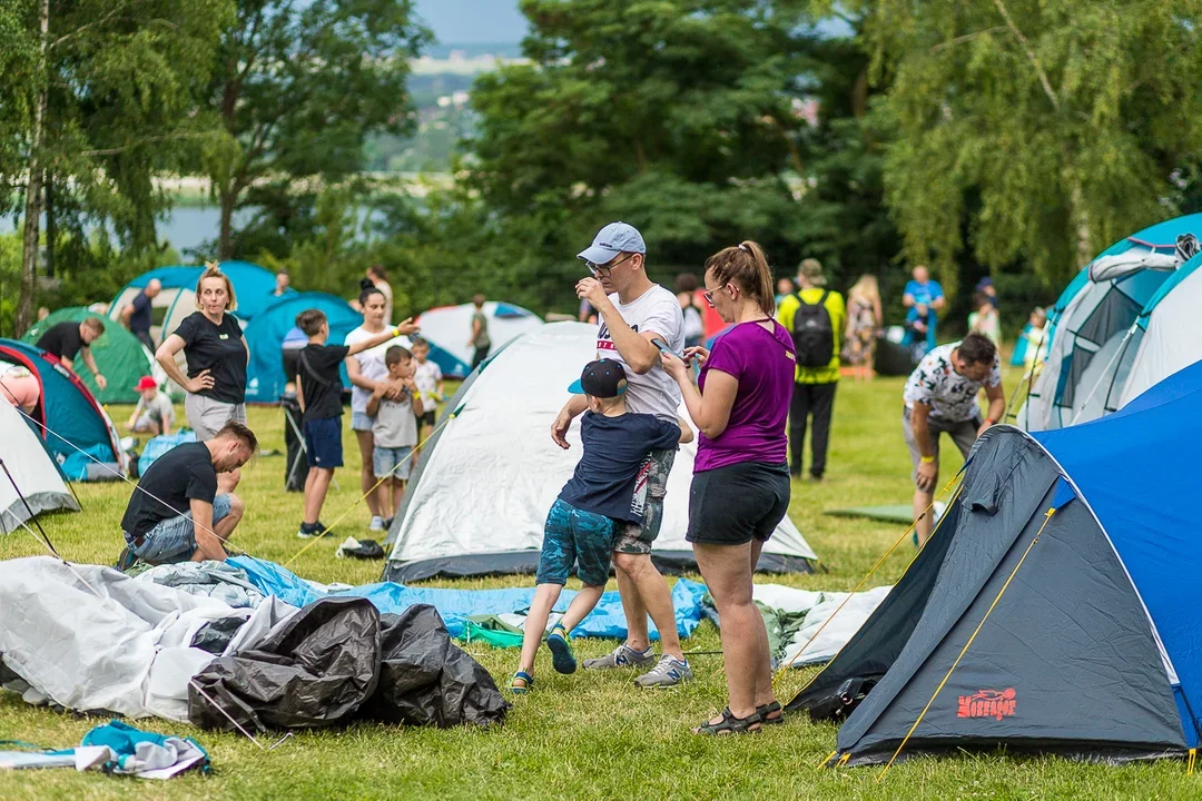 Zoonoooc w Płocku: pokazy, ognisko, kiełbaski, gitary, karmienie zwierząt. Poznajcie gościa specjalnego